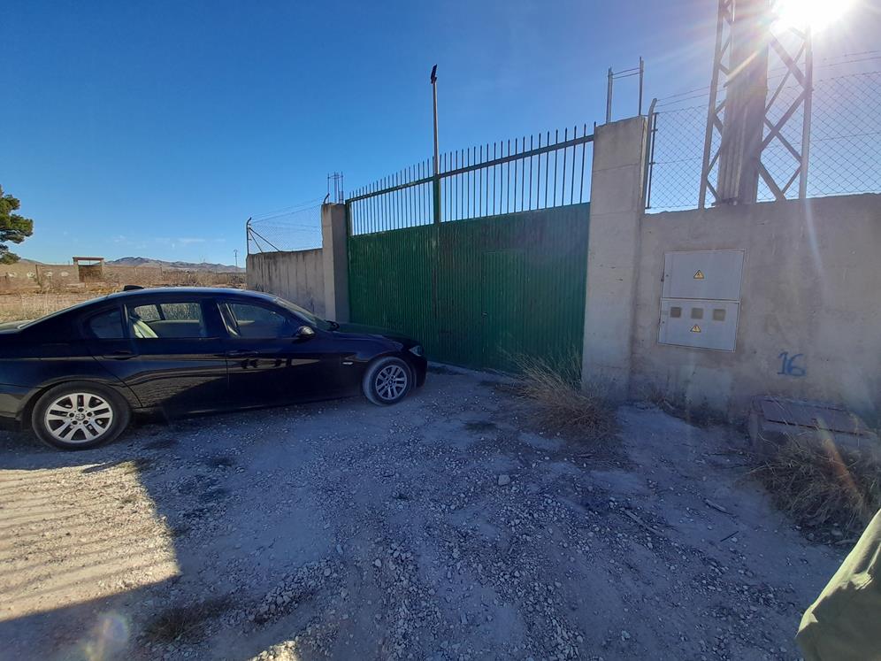 Nave con terreno en Jumilla